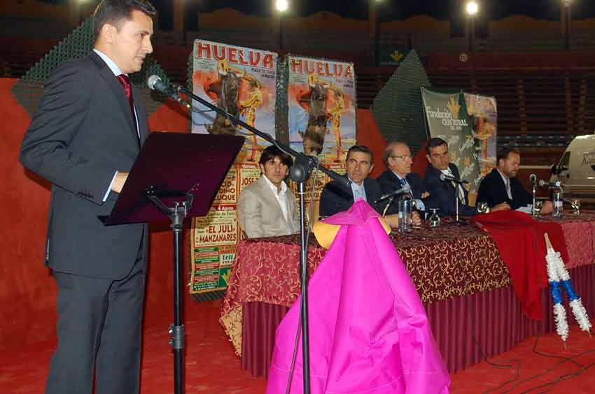 Presentación del acto, que contó con una proyección con el perfil de los toreros actuantes.