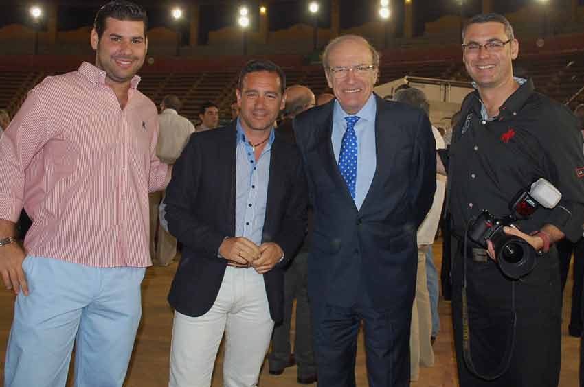 El alcalde de Huelva con varios componentes de HUELVA TAURINA. De izquierda a derecha: Juan José Benítez, Francisco Mateos, el alcalde Pedro Rodríguez y Vicente Medero.