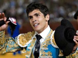 El onubense Alejandro Pavón con la oreja cortada esta noche en la Maestranza. (FOTO: lopezmatito.com/sevillataurina.com)