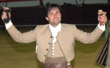 Andrés Romero pasea hoy las dos orejas ganadas en Cabeza la Vaca (Badajoz). (FOTO: Gallardo/badajoztaurina.com)