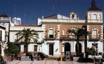 El Ayuntamiento de Valverde premia a las peñas taurinas Fachada del Ayuntamiento de Valverde del Camino.