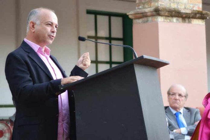 Juan Ramón Romero durante el desarrollo de su Pregón Taurino. (FOTO: Vicente Medero)