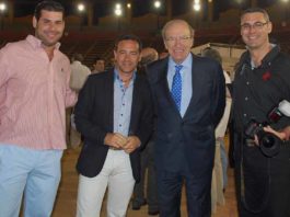 Nace HUELVA TAURINA El alcalde de Huelva con varios componentes de HUELVA TAURINA. De izquierda a derecha: Juan José Benítez, Francisco Mateos, el alcalde Pedro Rodríguez y Vicente Medero. (FOTO: Pepe Plaza)