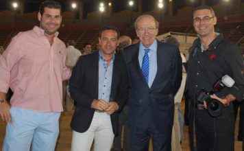 El alcalde de Huelva con varios componentes de HUELVA TAURINA. De izquierda a derecha: Juan José Benítez, Francisco Mateos, el alcalde Pedro Rodríguez y Vicente Medero. (FOTO: Pepe Plaza)