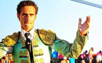 Juan Ramón Jiménez, a hombros El novillero Juan Ramón Jiménez.