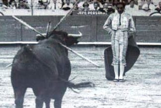 Litri esperando la arrancada del toro.