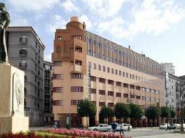 Fachada del hotel Monte Conquero, junto al monumento a la dinastía Litri.