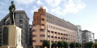 Fachada del hotel Monte Conquero, junto al monumento a la dinastía Litri.