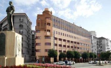 José Tomás cuelga el ‘No hay billetes’ en los hoteles Fachada del hotel Monte Conquero, junto al monumento a la dinastía Litri.