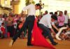 Toreo de salón en pleno centro de Huelva. (FOTO: Vicente Medero)