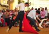 Toreo de salón en pleno centro de Huelva. (FOTO: Vicente Medero)