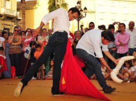 Toreo de salón en pleno centro de Huelva. (FOTO: Vicente Medero)