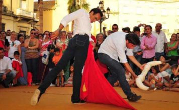 Toreo de salón en pleno centro de Huelva. (FOTO: Vicente Medero)