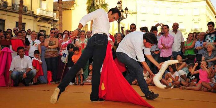 Toreo de salón en pleno centro de Huelva. (FOTO: Vicente Medero)