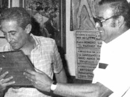 Juan Barranco Posada recibe un recuerdo del I Pregón Taurino, en 1984.