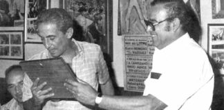 Juan Barranco Posada recibe un recuerdo del I Pregón Taurino, en 1984.