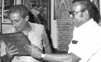 Juan Barranco Posada recibe un recuerdo del I Pregón Taurino, en 1984.