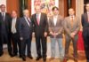 Litri y el alcalde de Huelva, en el centro, con los premiados del año pasado.