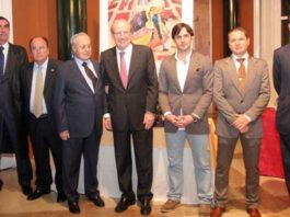 Litri y el alcalde de Huelva, en el centro, con los premiados del año pasado.