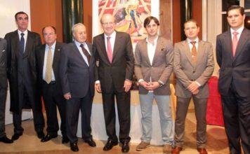 Litri y el alcalde de Huelva, en el centro, con los premiados del año pasado.