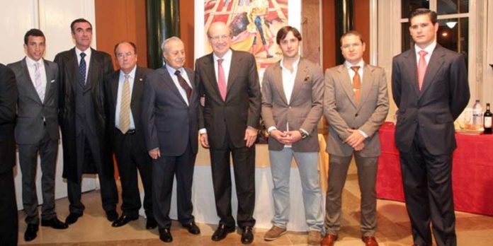 Litri y el alcalde de Huelva, en el centro, con los premiados del año pasado.