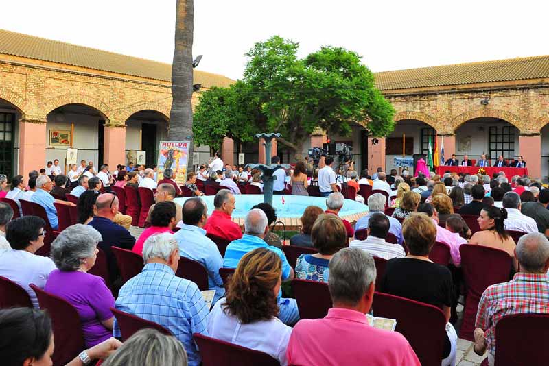 Aficionados en el patio del antiguo Matadero de la capital onubense.