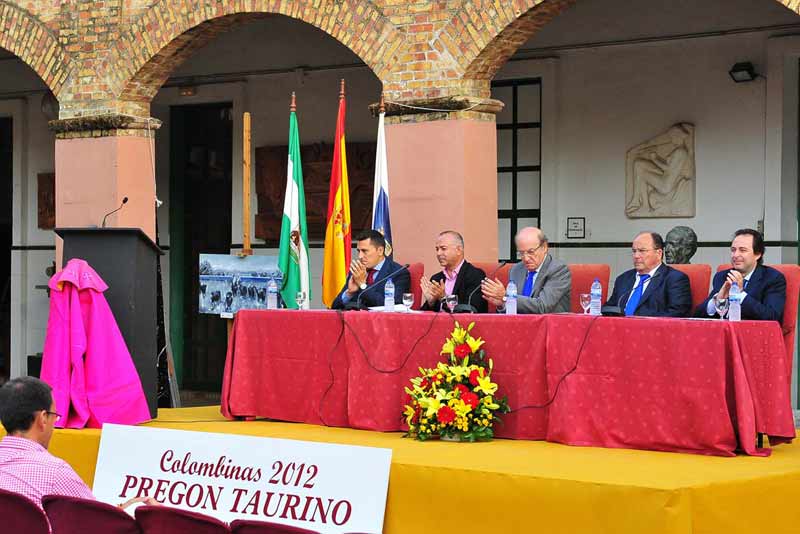 Mesa de presidencia del XXIX Pregón Taurina de las Fiestas Colombinas.