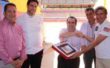 Agradecimiento de los hosteleros onubenses a la plaza de La Merced Los hosteleros le entregan a los empresarios un recuerdo en reconocimiento a su esfuerzo.