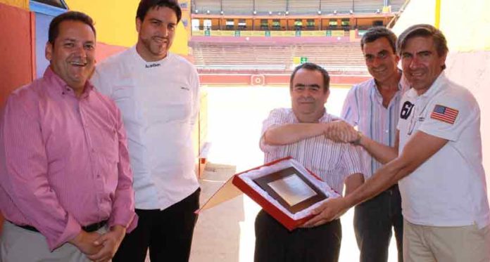 Los hosteleros le entregan a los empresarios un recuerdo en reconocimiento a su esfuerzo.