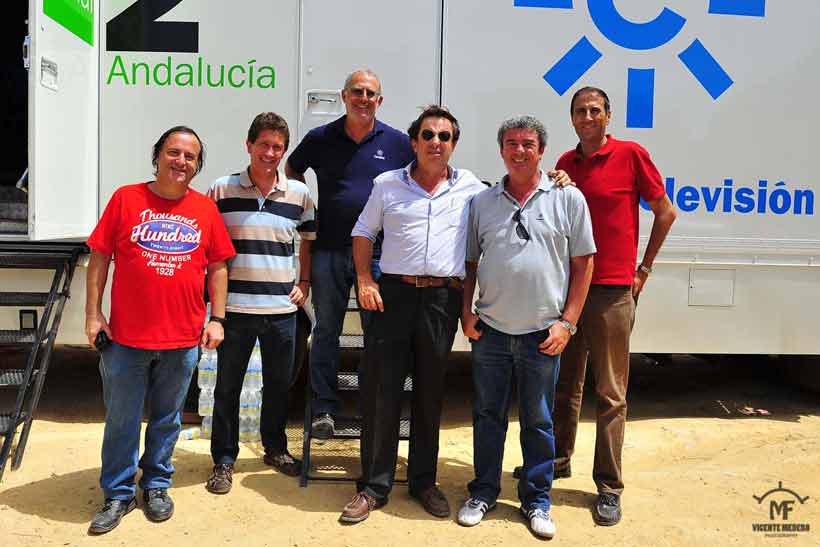 Alfonso Vallejo y su equipo técnico de retransmisiones.