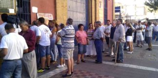 Colas para compra de entradas en las taquillas de La Merced.