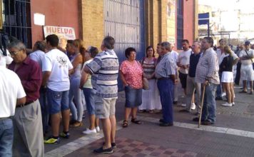 La Policía detiene a cinco personas por ‘reventa’ Colas para compra de entradas en las taquillas de La Merced.