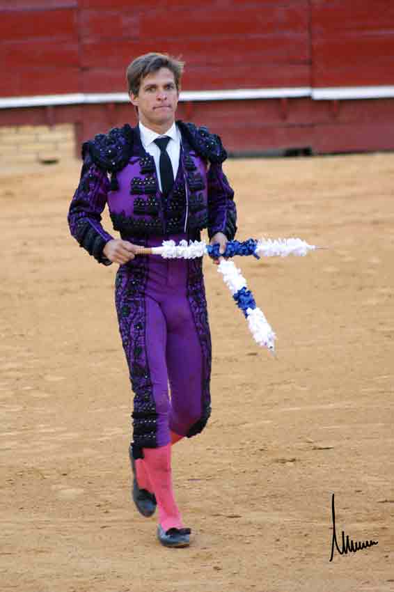 El Juli coge los palos...