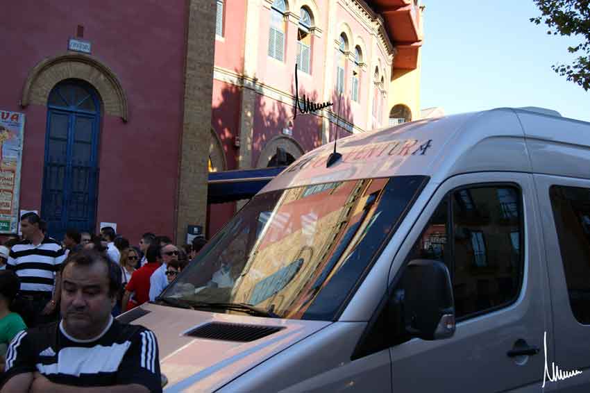 La furgoneta de Ventura, aparcada en la puerta grande antes de comenzar el festejo.