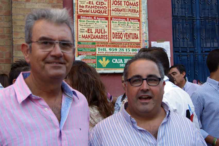 Los periodistas taurinos onubenses Pepe Ruciero y Javier García-Baquero.