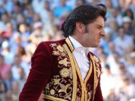 Diego Ventura se duele ostensiblemente del hombro izquierdo tras la fuerte cogida en el primero. (FOTO: Pérez Marín)