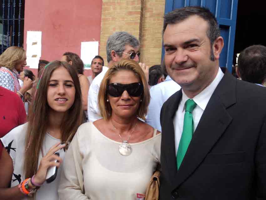 El presidente del festejo, Juan León, y su familia.