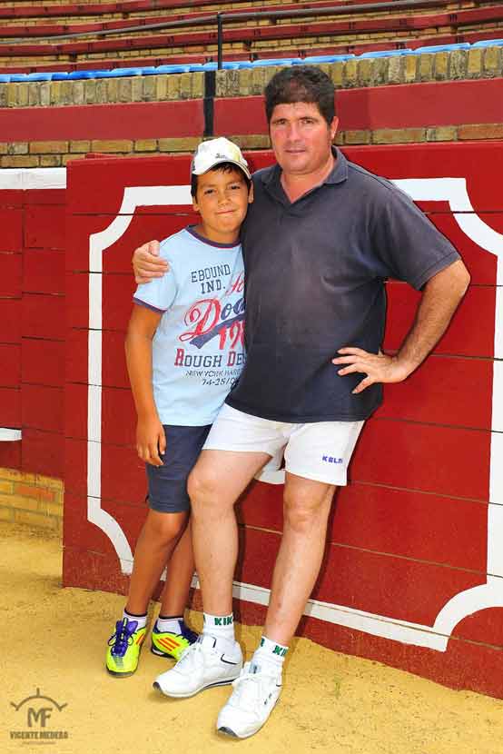 Acabada la tarea, Melchor descansa junto a su hijo en el ruedo de La Merced.