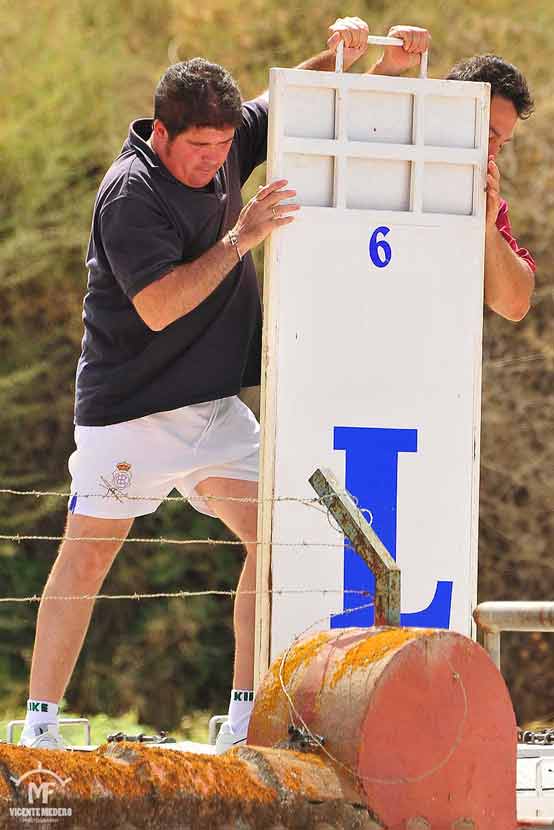 El transportista Melchor abriendo la puerta del chiquero del camión.