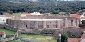 Exterior de la plaza de Santa Olalla del Cala.
