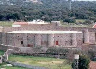 Exterior de la plaza de Santa Olalla del Cala.