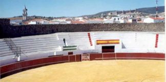 Vista de la singular y bella plaza de Santa Olalla del Cala.