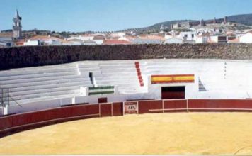 Vista de la singular y bella plaza de Santa Olalla del Cala.