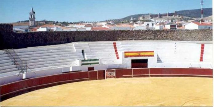 Vista de la singular y bella plaza de Santa Olalla del Cala.