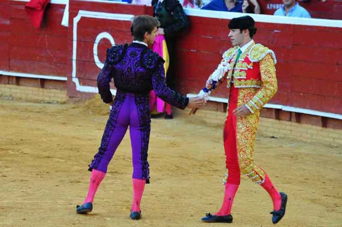 El Juli y Talavante pusieron banderillas juntos en dos toros. (FOTO: Vicente Medero)