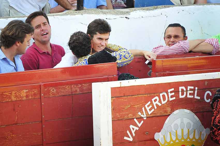 Saludos entre barreras.