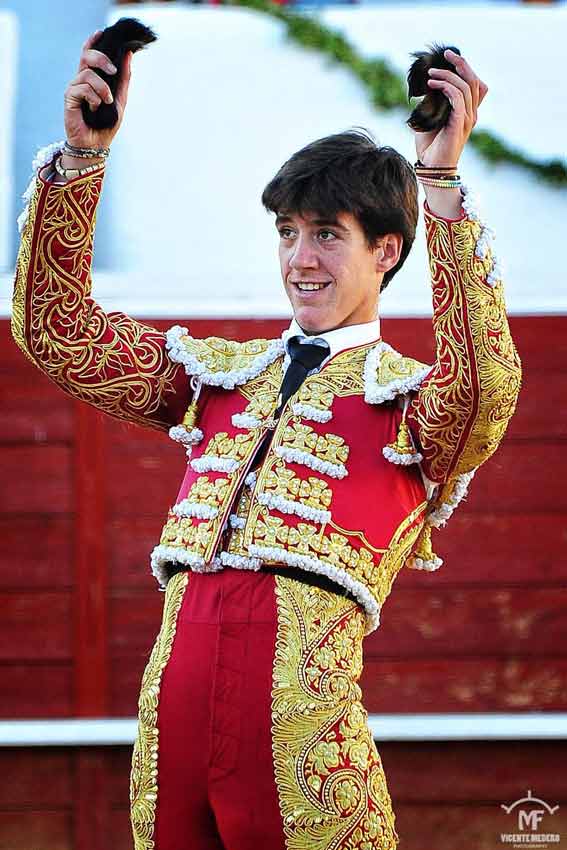 Esaú Fernández con las dos orejas del segundo de la tarde. (FOTO: Vicente Medero)