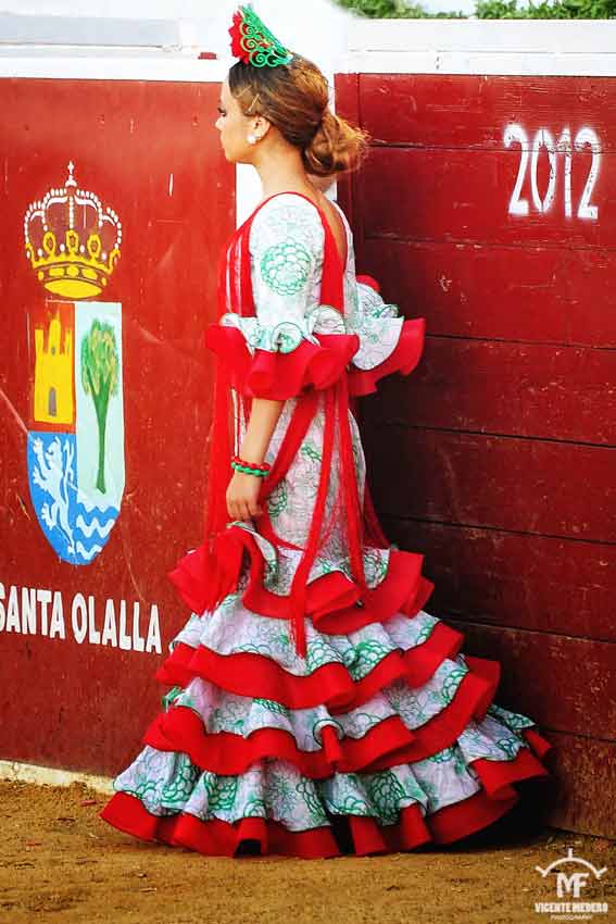 Día grande y festivo en Santa Olalla en el centenario de su plaza.