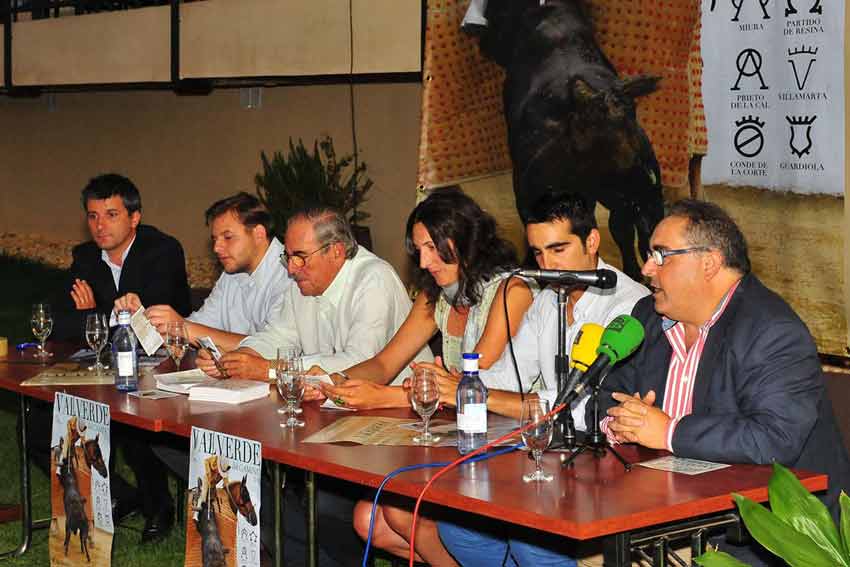 Los componentes de la mesa de presidencia en Valverde.