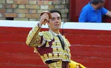 El Cid, con la oreja del cuarto. (FOTO: Vicente Medero)